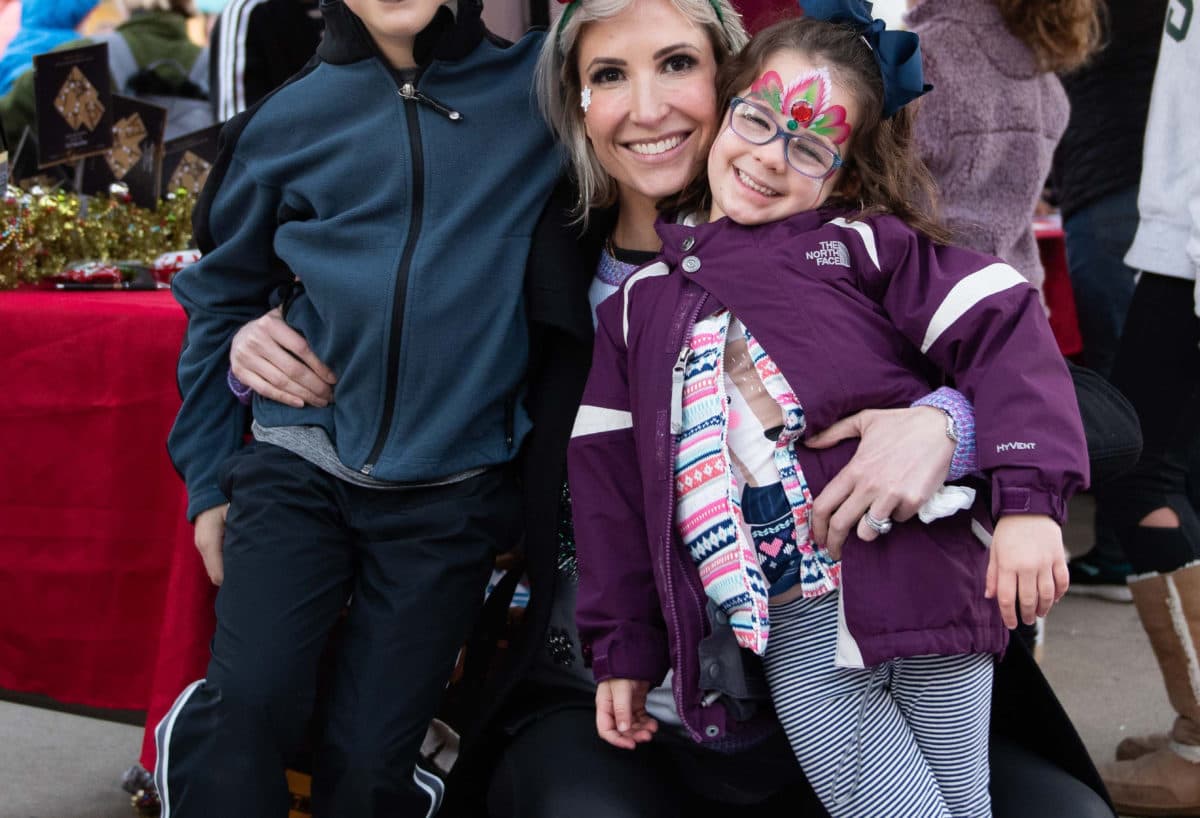 Si está en busca de actividades con sus hijos en estas fechas festivas, el encendido del árbol de Navidad en Commons of North Hills es una opción gratuita para el sábado 23 de noviembre.
<br>Las actividades incluyen (3: 30 p.m. -7: 30 p.m.):
<br>
<br>-Manualidades gratuitas para niños
<br>
<br>-Pistas de trineo sin nieve Snow My Yard presentadas por Baker Roofing
<br>
<br>- Paseos en tren sin rieles gratis
<br>
<br>-Brincolín gratuito
<br>
<br>-Pintura facial y globos para los niños patrocinado por BA Hoft
<br>
<br>-Visitas con Santa 6 a 7: 30 p.m.