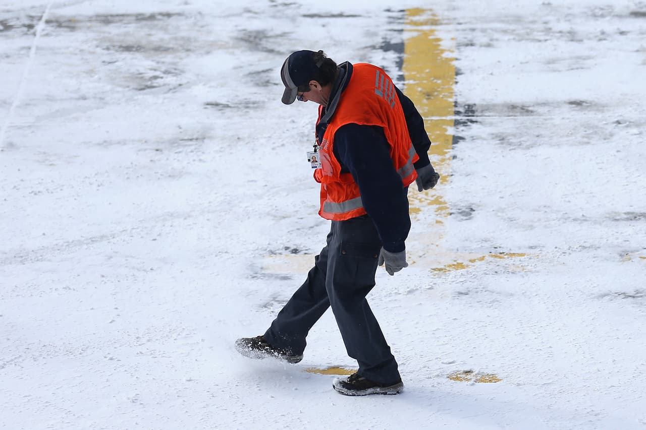 Las bajas temperaturas pueden agudizar la pérdida de la sensibilidad, por eso es necesario que vigiles atentamente el estado de tus pies, una zona muy delicada para los diabéticos. Usa zapatos y botas adecuadas para la nieve y aplícate humectante con regularidad para mantener la piel saludable. Si notas alguna lesión que no se cura, busca atención médica inmediatamente. No esperes.