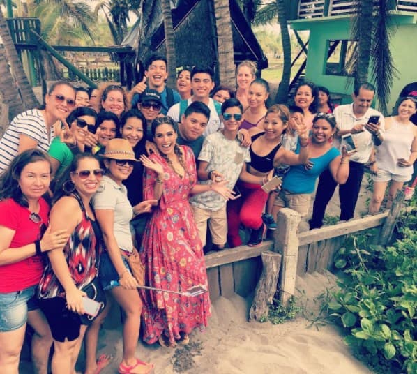 Galilea Montijo con la gente bella de Lázaro Cárdenas, Michoacán.