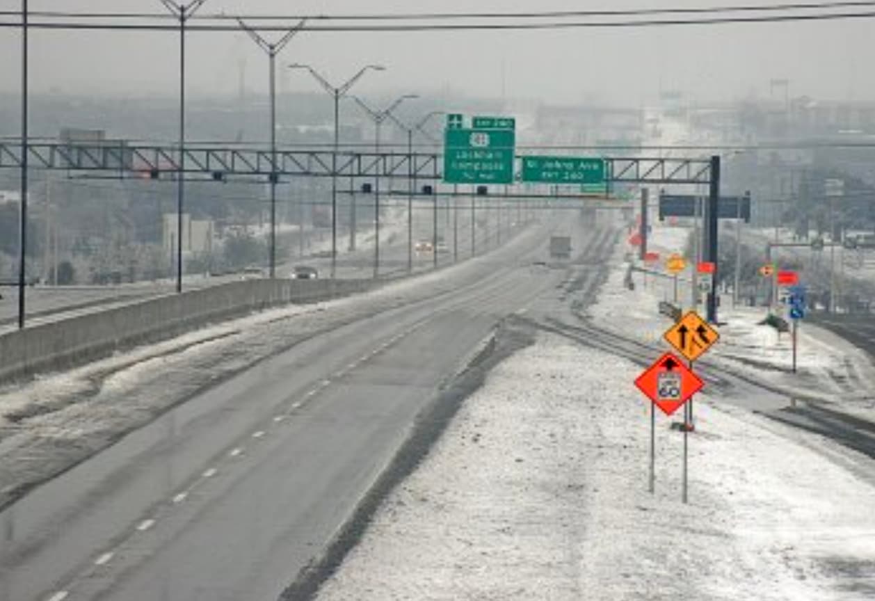 TxDOT advierte sobre carreteras congeladas y pide a texanos no conducir a menos de que sea necesario 