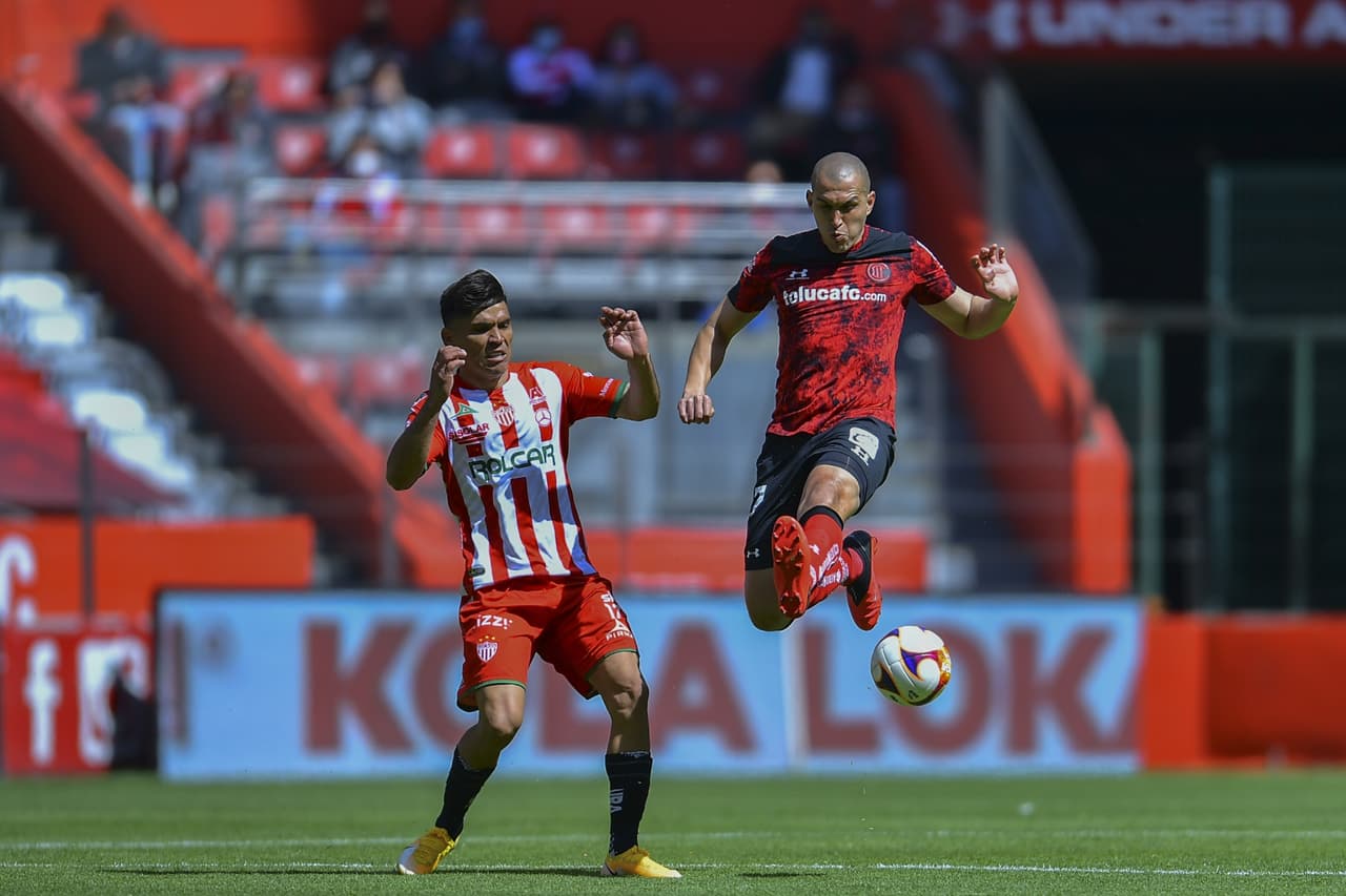 Toluca se impone ante Necaxa 2-0 , durante la tercera jornada del Torneo Guard1anes de la Liga MX. Michael Estrada, de penal, logró hacer el primer tanto, mientras que Joao Plata, de último minuto, anotó el gol que aseguró la victoria de los 'Diablos Rojos' en casa.