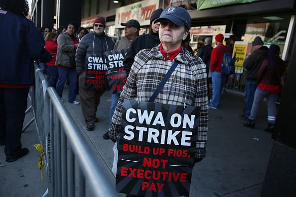 Los empleados combaten el corte de $3 millones en beneficios de salud.