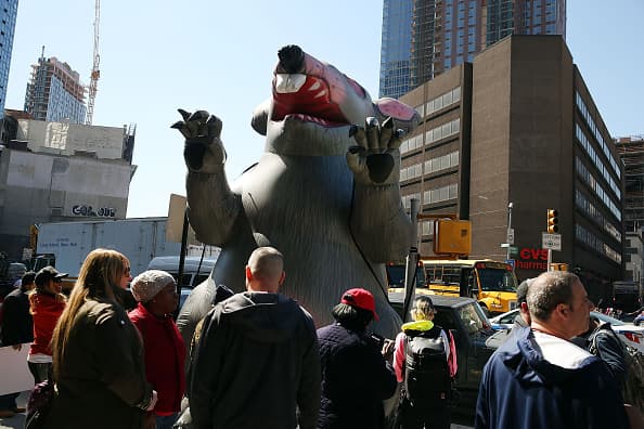 En Brooklyn no faltó la rata enorme para llamar la atención del patrono.