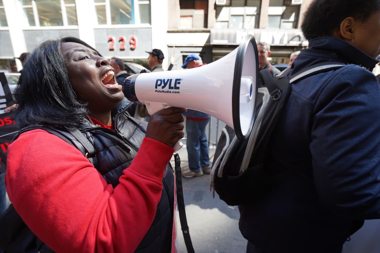 “¡Sin contrato, no hay trabajo!” proclamaron los unionados en Manhattan.