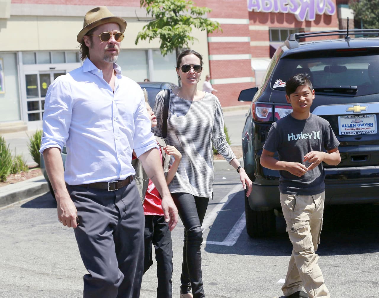 Un supuesto "amigo" de la pareja había revelado que el actor no soportaba más ser controlado por Angelina.