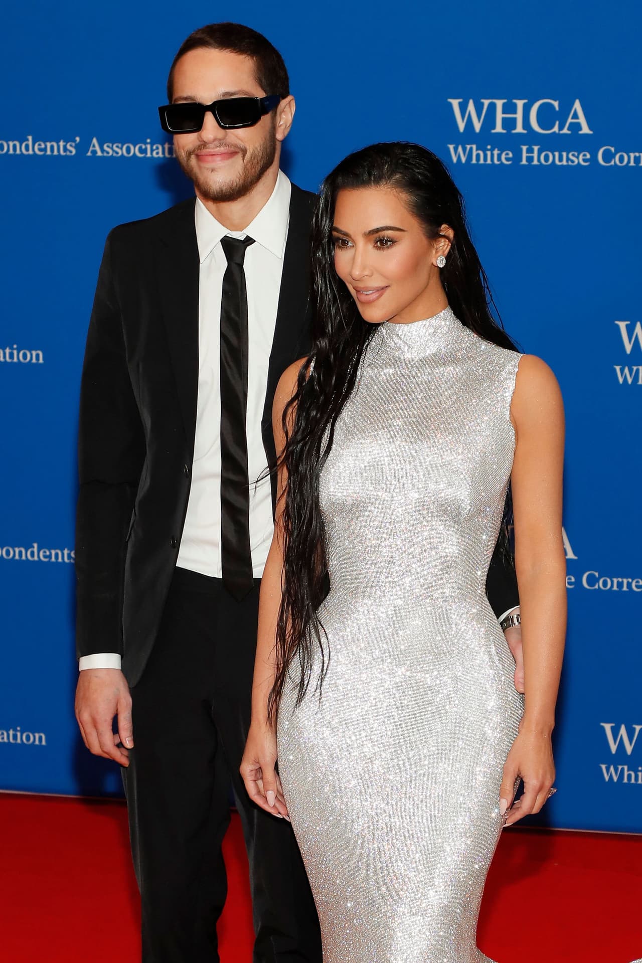 Su novio, de 28 años, lució un traje negro con gafas de sol, corbata delgada y tenis Vans.
<br>
