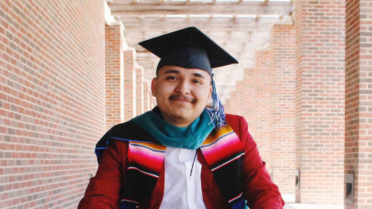 Héctor Robledo explica cómo los jóvenes migrantes pueden completar sus estudios universitarios y no cargar con deudas, al aplicar a varias becas.