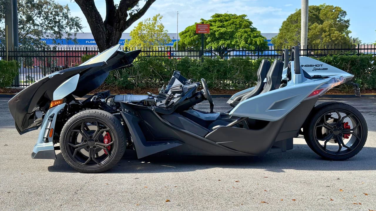 Polaris Slingshot Signature Edition 2026: tres ruedas, 204 caballos y una receta que todavía desafía la lógica