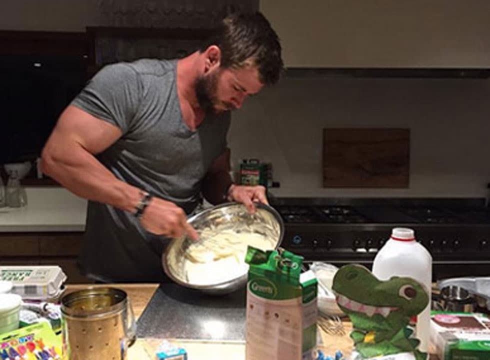 Fue el cumpleaños número 3 de la pequeña India, pero la tienda dijo que no podría tener listo un 'cake' para la nena, así que Chris puso "manos a la obra".