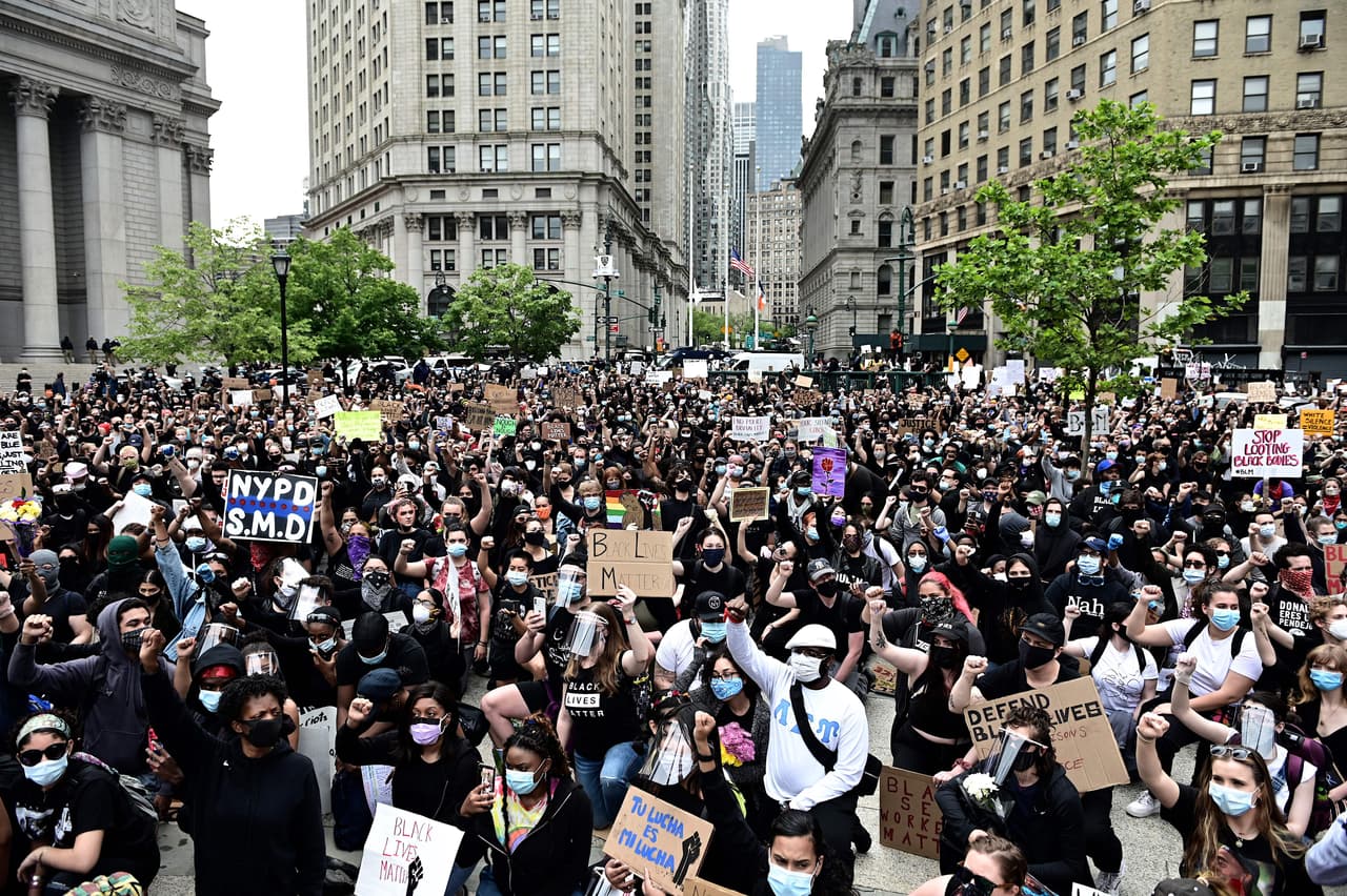 Manifestantes se reúnen durante una protesta de "Black Lives Matter" en la ciudad de Nueva York, este martes.