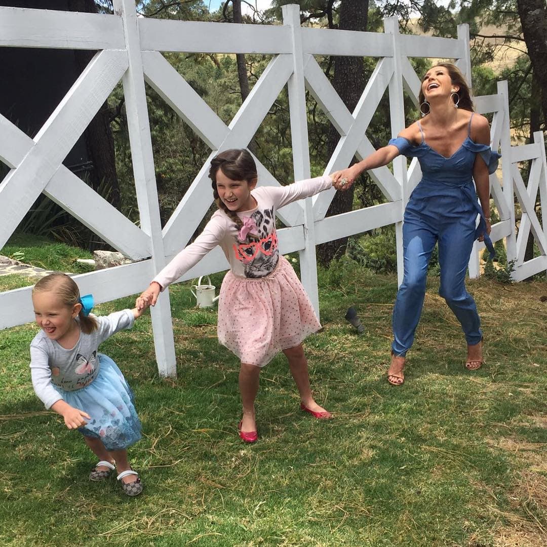 Geraldine Bazán compartió con sus seguidores en Instagram una imagen donde se le ve acompañada de sus hijas Elisa Marie y Alexa Miranda con el título "Las Tres Mosqueteras".