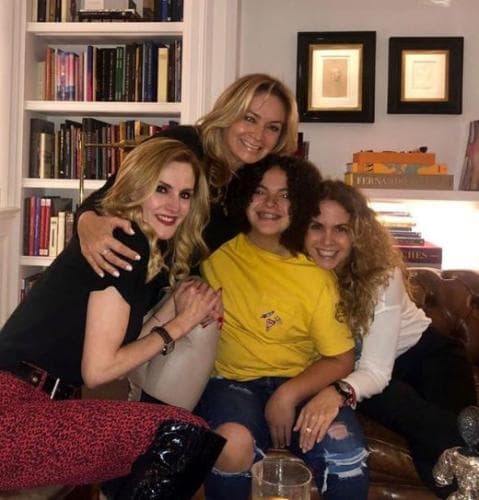 "Imagínate, yo acabé copiando el 'playlist' de ella (Lucerito) y el de José mi hijo, en vez de que ellos copiaran los míos", expresó.
<br>