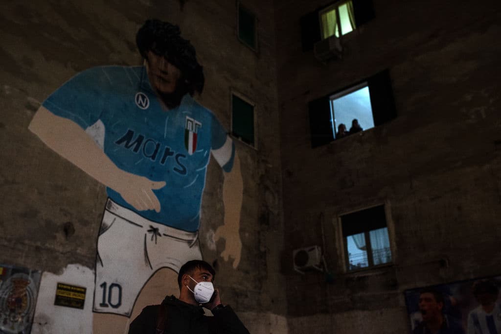 Así viven la muerte de Diego Armando Maradona en San Paolo.