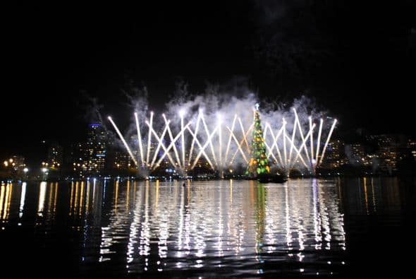 Miles de personas se congregaron en las márgenes de la laguna, en la zona turística de la ciudad, para presenciar el encendido inaugural.