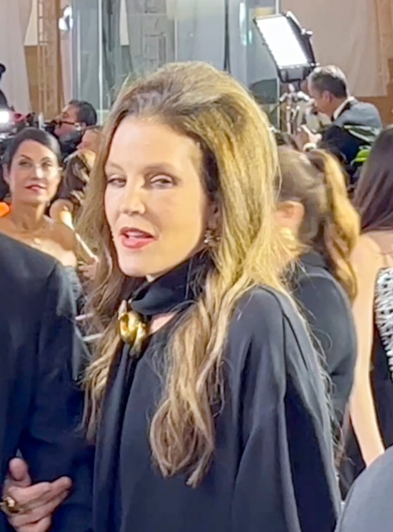 Un portavoz del Departamento del Sheriff del condado de Los Ángeles confirmó que los paramédicos acudieron a un domicilio en Calabasas para responder a una llamada por un posible paro cardiaco. 
<br>