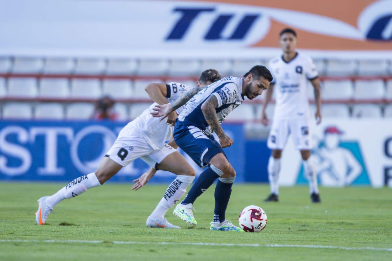 Querétaro hace correcciones y pareciera que estuvieran jugando con 11 jugadores.
