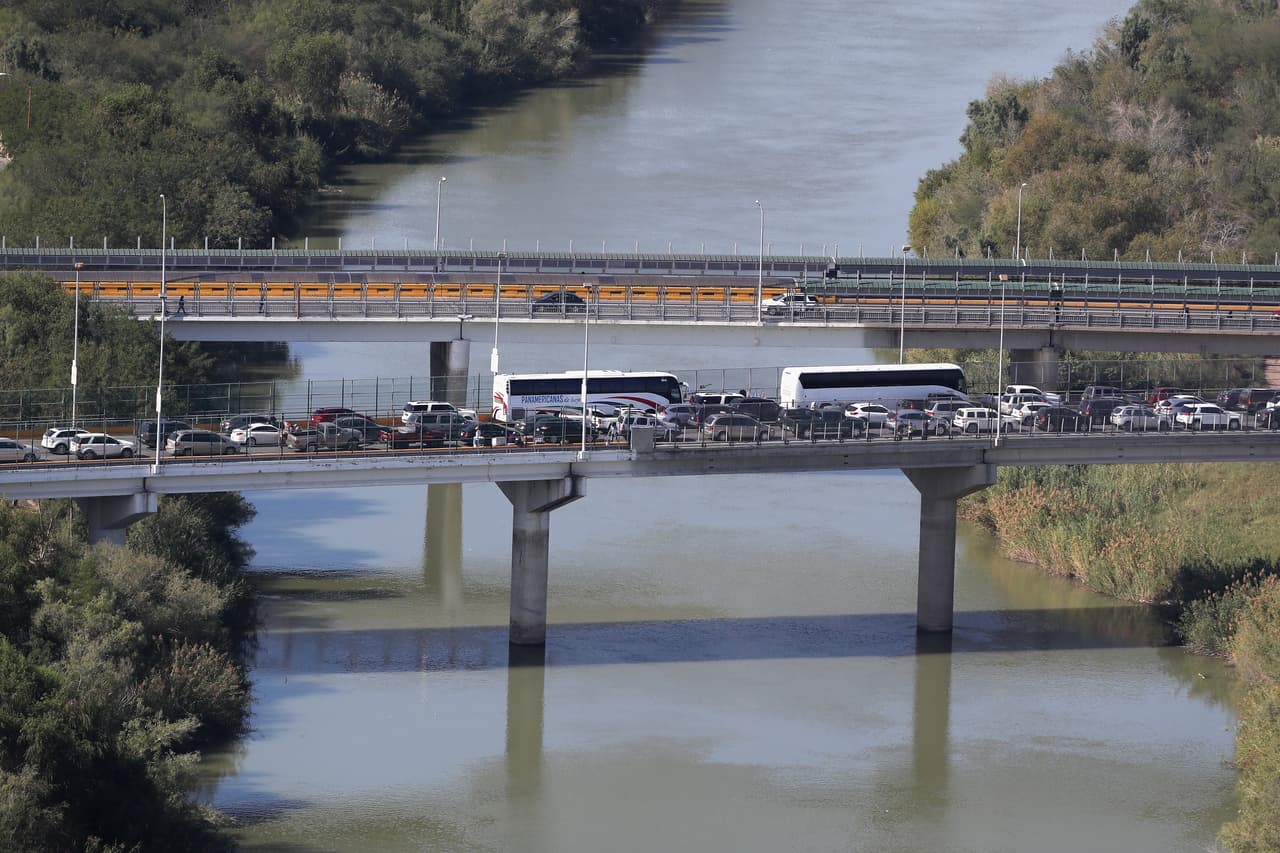 <b>Reynosa, Tamaulipas. </b>En esta ciudad mexicana de la frontera, un puente internacional cruza el Río Grande. Por debajo del puente el río cruza sin divisiones.