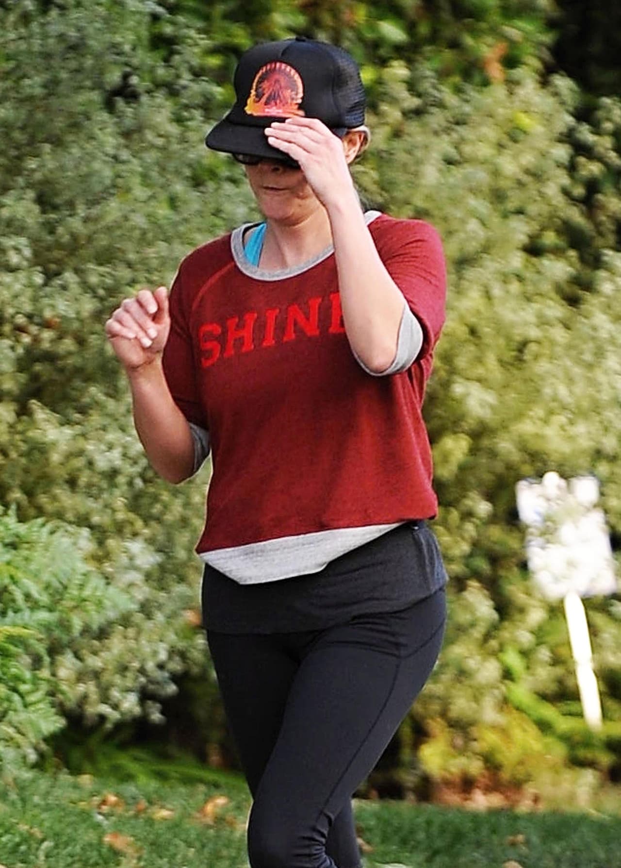 Reese Witherspoon se quería esconder del lente del paparazzo que la estaba esperando para captar unas cuantas instantáneas.