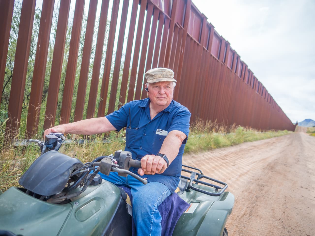 Glenn Spencer compró una finca junto a la frontera con México para poner a prueba sus invenciones e iniciar una cruzada para evitar cruces ilegales