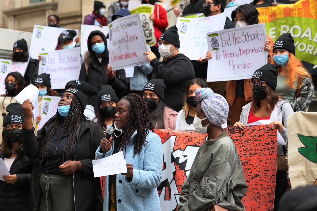 Además, el acta promueve que a los estudiantes se les responsabilice por sus actos de acuerdo a su edad y les permita continuar en la escuela.