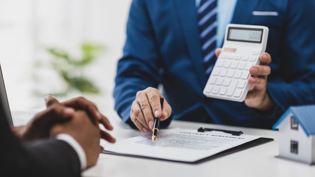 <h3 class="cms-H3-H3">¿Cómo te afecta?</h3>
<br>Cuando la renta sube, no es solo un número más alto en el contrato:
<br>
<b>Significa menos dinero </b>para comida, transporte, salud o ahorro.
<br>
<b>Significa que debes buscar más lejos</b> o aceptar un espacio más pequeño.
<br>
<b>Significa que la competencia por las pocas opciones baratas es mucho</b> más dura.
<br>En Texas, para las familias de ingresos bajos, la situación es más grave: 
<b>por cada 100 hogares que necesitan un apartamento accesible, solo hay 25 disponibles.</b>