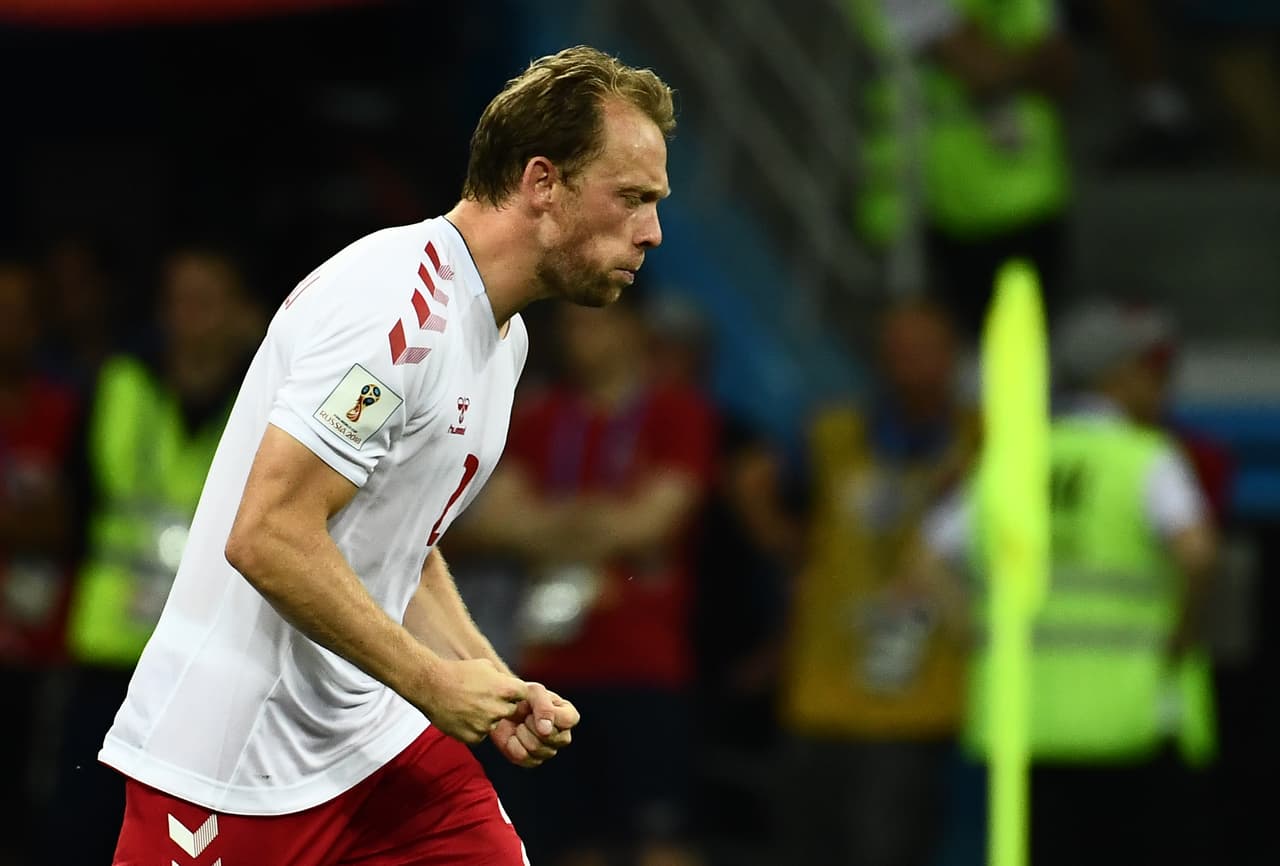 Michael Krohn-Dehli celebra su gol, el segundo para Dinamarca en la definición desde los once pasos.