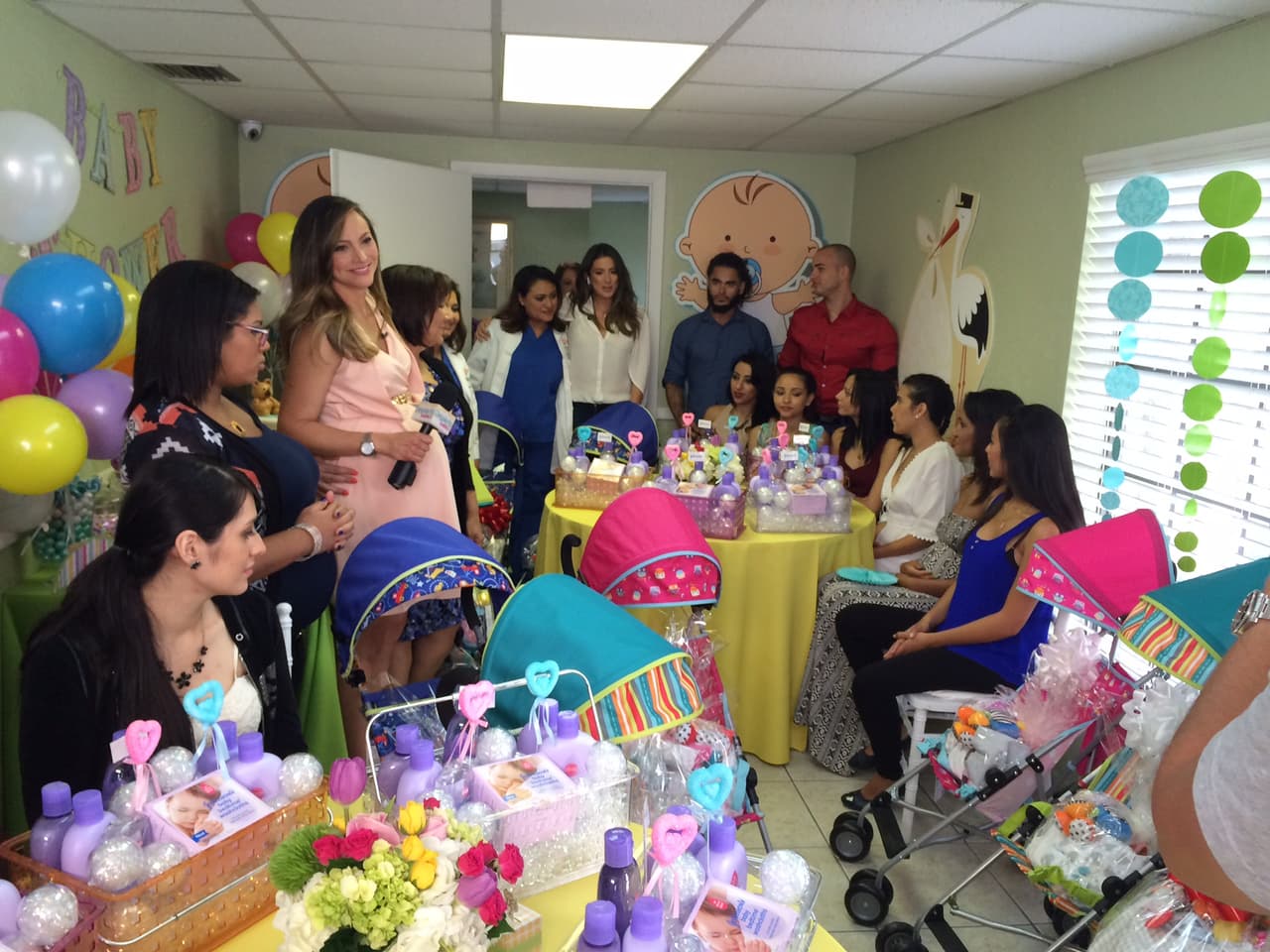 Para Satcha Pretto, una manera de compartir un poco de las bendiciones que le ha brindado la vida fue compartir con estas chicas que serán madres como ella.