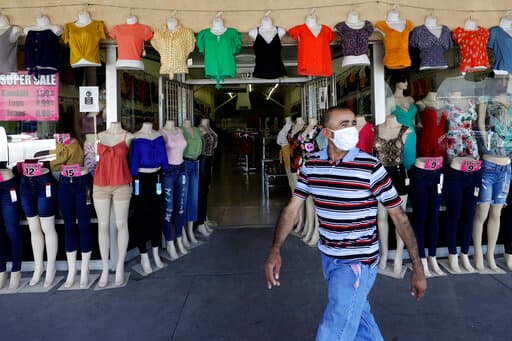 Por otra parte, el cierre económico desató otra crisis, el desempleo y la pérdida de negocios obligaron a muchos, especialmente aquellos que no reciben desempleo, a salir a las calles a buscar el sustento para sus familias.