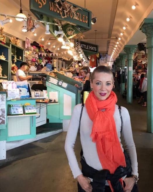 “Las pelucas oncológicas son muy caras, son pelucas especializadas y con una tecnología especializada. A mí me llegó a sangrar la nuca porque la mía era una peluca semi oncológica”, expresó.