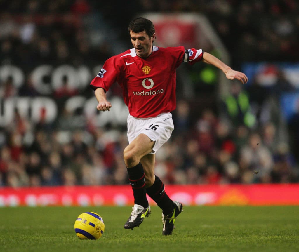 <b>4 – Roy Keane –</b> En 1993, el Manchester United compra al centrocampista irlandés, quién más tarde se convertiría en una leyenda del club. En sus años con el Manchester, Keane se convirtió en el capitán del equipo y logró levantar 18 títulos con los dirigidos por Sir Alex Ferguson. Conquistó siete Premier Leagues, cuatro FA Cups, 5 Communty Shields, una UEFA Champions League y un Mundial de Clubes.