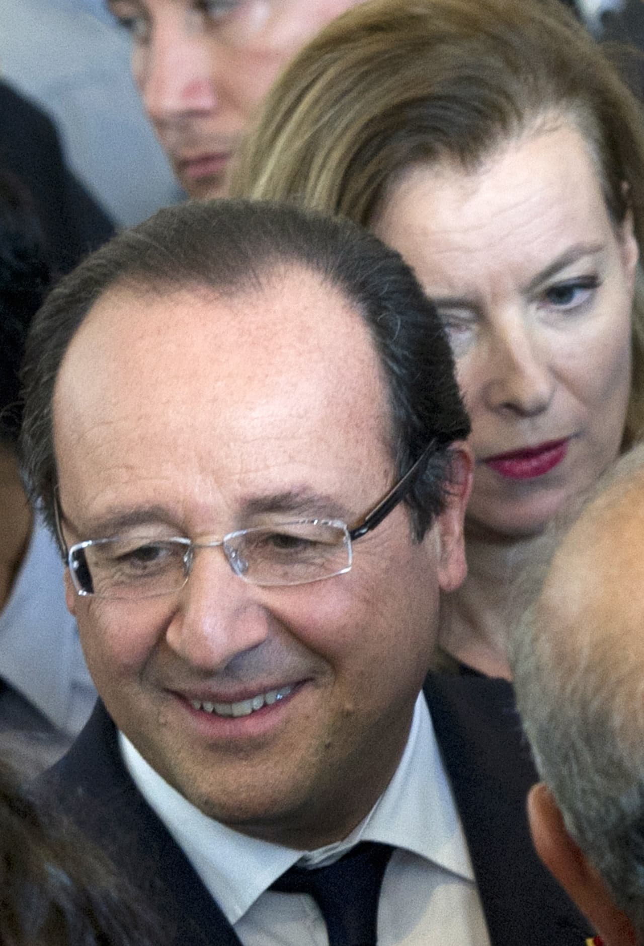 Francois Hollande y su exesposa, Valerie Trierweiler, visitaron Israel en noviembre de 2013. En ese momento, Hollande ya tenía un romance con la actriz francesa Julie Gayet, que vio la luz por la revista Closer en enero de 2014. La revista tuvo que pagarle 20,000 dólares por perjuicios a Gayet. Al ser anunciado el divorcio, Trierweiler empezó a escribir un libro, Thank You for This Moment, en el que dice que Hollande despreciaba a los pobres.