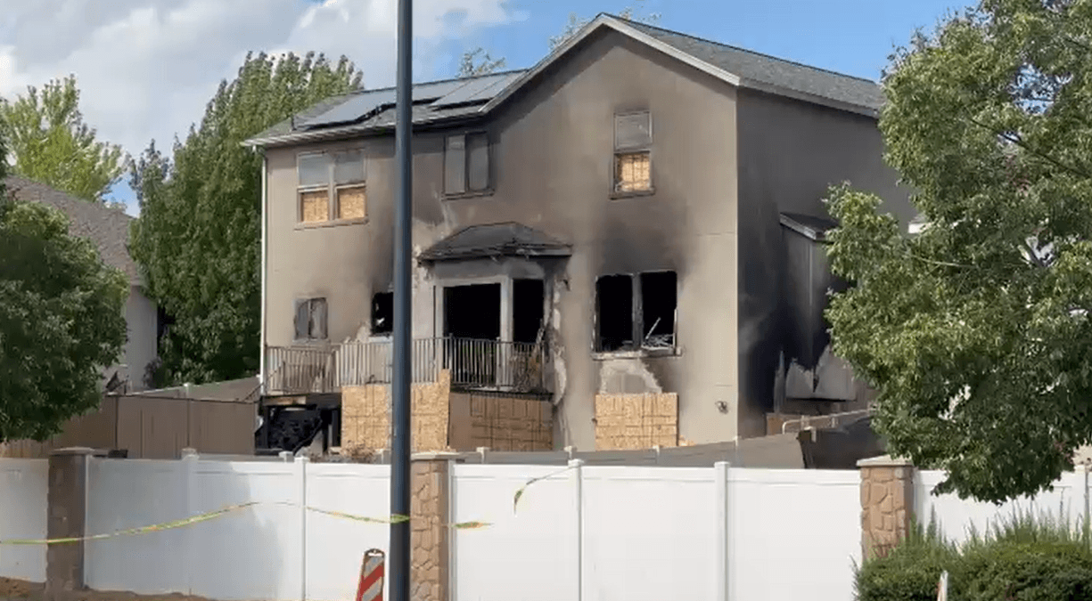 Dentro vivían cuatro personas; según la policía todas ellas
<b>pertenecían al mismo núcleo familiar</b>.