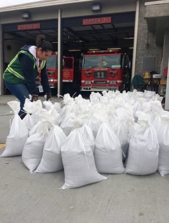 Los bomberos de Long Beach repartieron bolsas con arena.