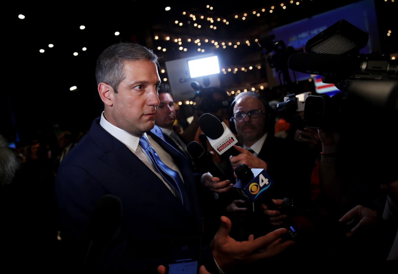 El representante 
<a href="https://www.univision.com/temas/tim-ryan">Tim Ryan</a> hizo hincapié en la necesidad de que los demócratas conecten y den soluciones a la clase trabajadora. En los pocos momentos en que Ryan habló, sacó a colación la promesa del presidente Trump de que devolvería los puestos de trabajo a antiguas zonas industriales como Youngstown. "En su administración, 
<b>sólo en los últimos dos años, perdimos 4,000 empleos en una planta de General Motors</b>. Eso se extendió por toda nuestra comunidad. General Motors consiguió un recorte de impuestos. General Motors consiguió un rescate. Y luego tienen la audacia de mover un auto nuevo que van a producir a México".