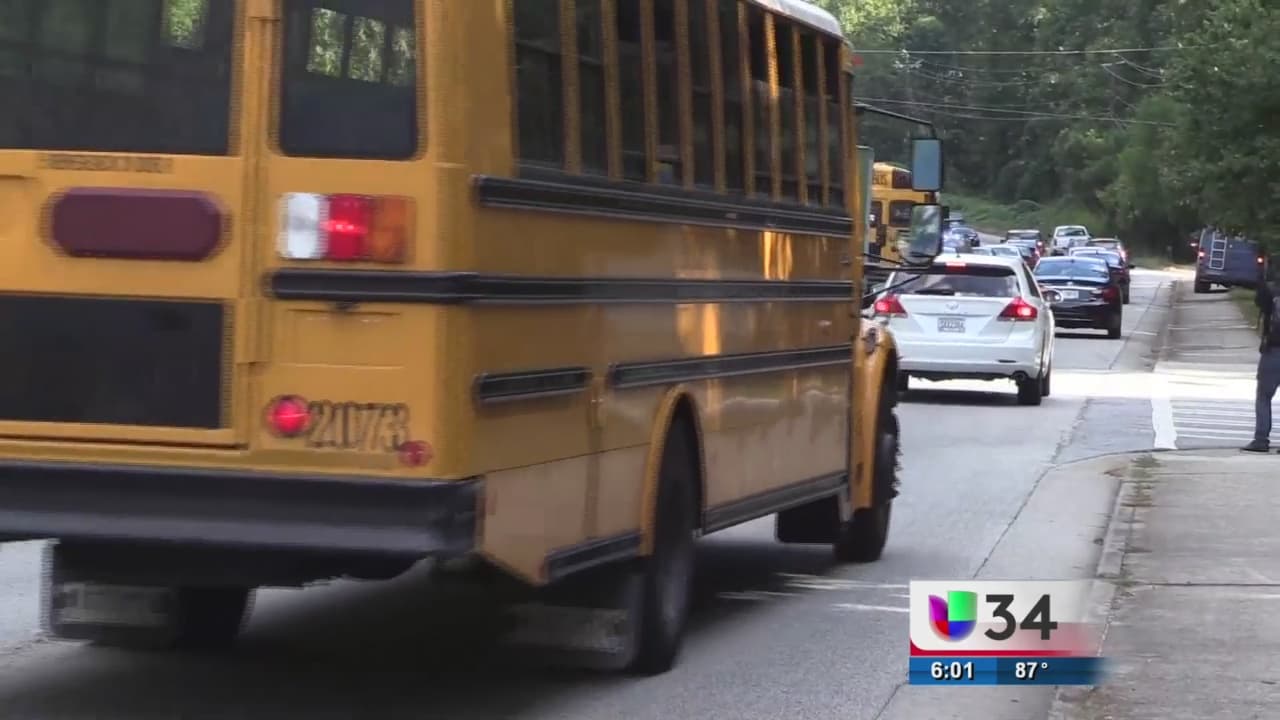 Conductor grave tras choque con autobús escolar