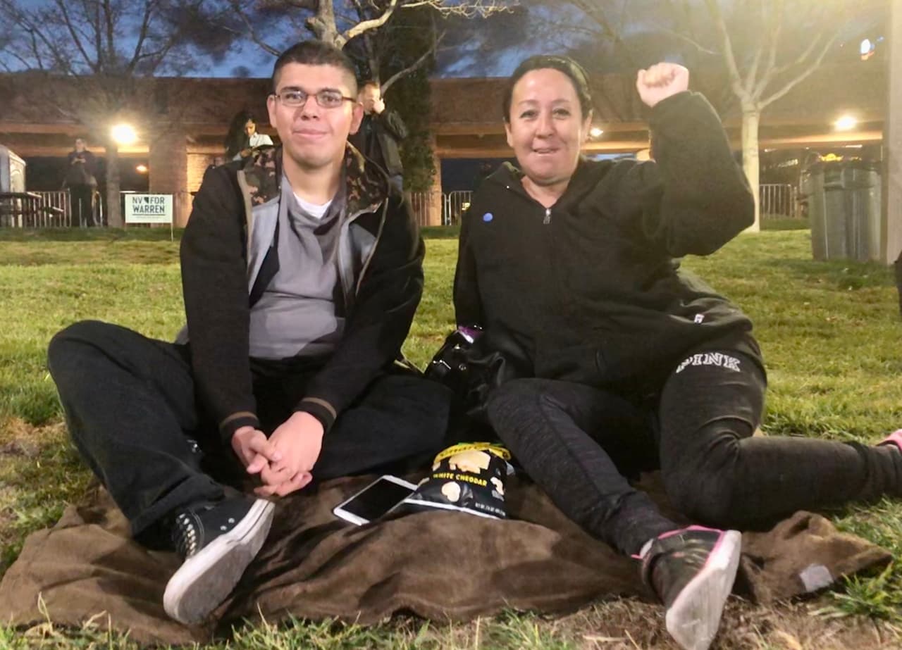 "Yo pienso que no es que sea mujer u hombre sino de que la mentalidad que tiene, los planes que tiene, es lo principal y por eso me inclino, no por hombre o mujer. Hombre, como mujer voy a estar feliz de que ella sea nuestra presidenta pero tiene unas ideas excelentes que es lo que necesitamos para un cambio". (María Jacobo, en la imagen con su hijo, mexicana residente en Las Vegas).