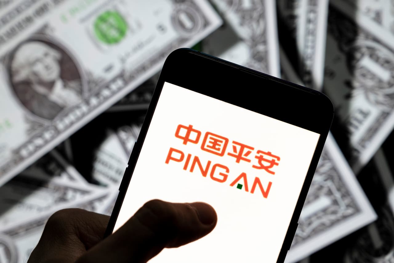 <b>Puesto 17. Ping An</b>
<br>
<br>Valor de la marca en 2021: 54,600 millones de dólares.
<br>
<br>Cambio en el valor de la marca de 2020 a 2021: -20.9% (-14,500 millones de dólares).
<br>
<br>Sector: seguros.
<br>
<br>País: China.
<br>
<br>Su principal negocio son los seguros, pero esta compañía también está involucrada con tecnología financiera, salud, servicios automotrices, automatización y más.
<br>
<br>Además de las luchas con la pandemia, Ping An perdió aproximadamente 1,500 millones en una inversión inmobiliaria fallida. 
<br>
