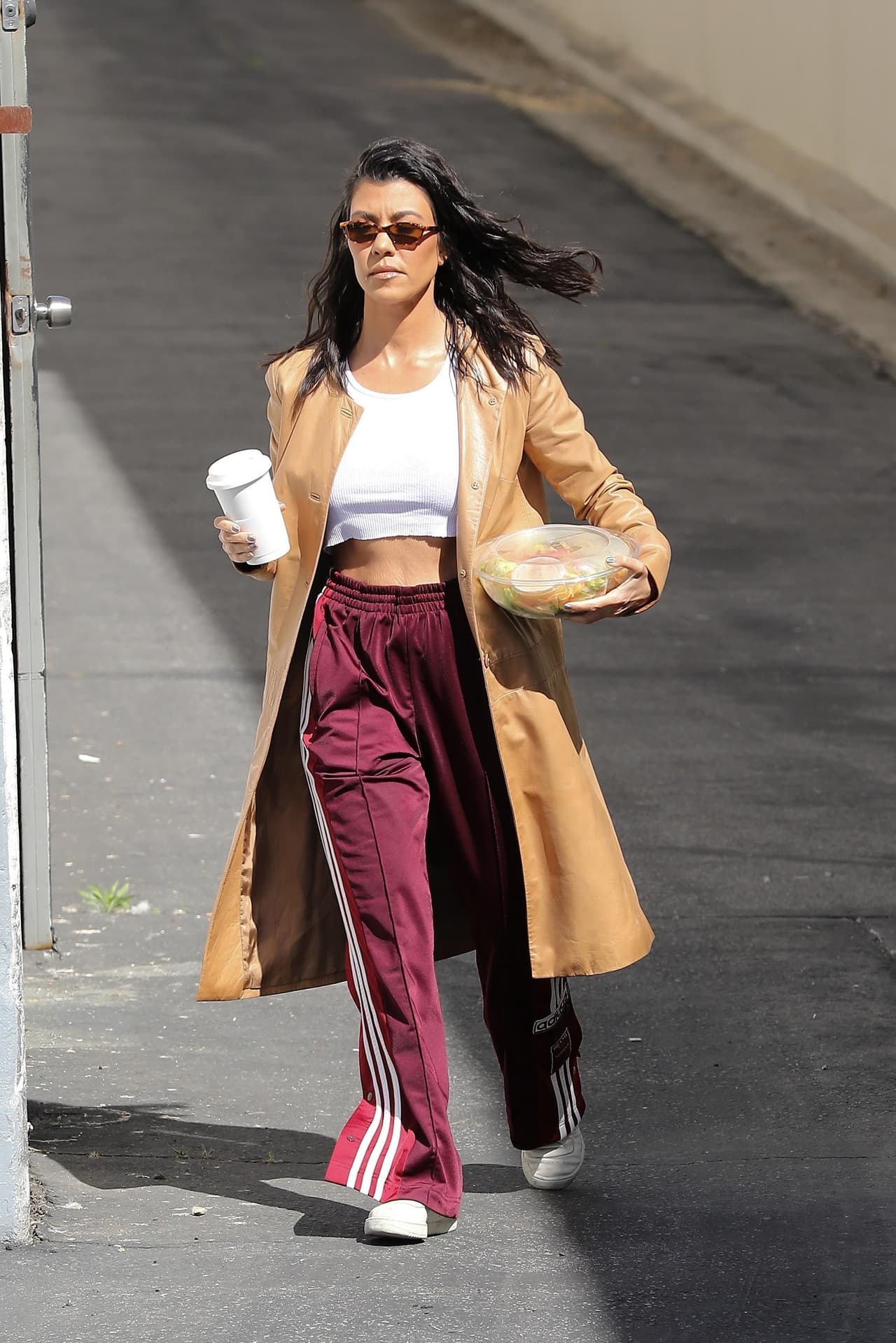 Aunque las dos hermanas mayores de las Kardashian publicaron como si estuvieran en Turks and Caicos, lo cierto es que este martes Kourtney fue sorprendida llegando con ensalada en mano al estudio en el cual graban algunos segmentos de 'Keeping Up With the Kardashians'.
