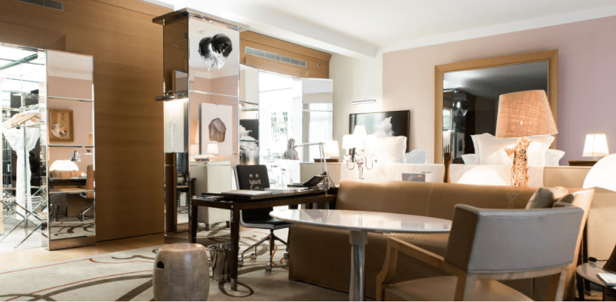 El lujoso hotel de cinco estrellas, Le Royal Monseau, será la casa provisional del astro argentino, pues su salida del Barcelona fue muy repentina. El hotel se encuentra ubicado en 37 Avenue Hoche y fue reformado por el famoso diseñador Philippe Starck. El Parque de los Príncipes se encuentra a tan solo 15 minutos del inmueble.