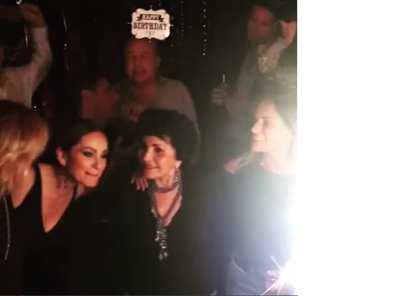 Lucero León, a punto de apagar la velita del pastel, por su cumpleaños 75.