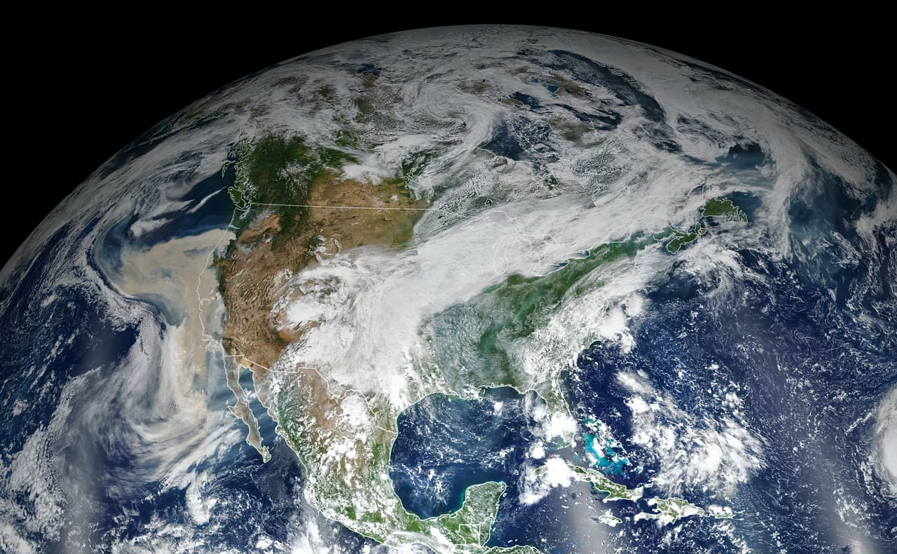 La tecnología de los 
<a href="https://earthobservatory.nasa.gov/" target="_blank">satélites de la NASA</a> ofrece la posibilidad no solo de mostrar el desarrollo de los incendios forestales, sino también las condiciones de calor extremo que generan en algunas regiones y modelos que proyectan la dirección en la que se extenderá el humo.