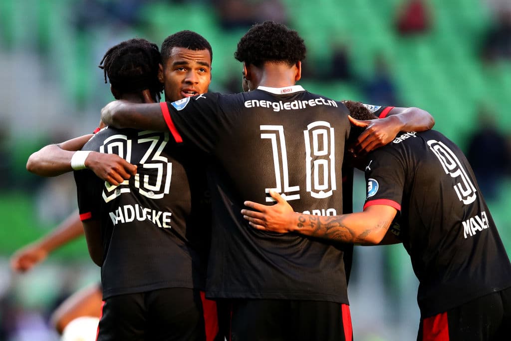 El PSV gana por tres goles al Groningen de Robben, quien dejó el campo tras una lesión. Cody Gakpo marcó doblete y el tercer tanto fue por parte de Donyell Malen. El mexicano Erick Gutierrez se encuentra lesionado.