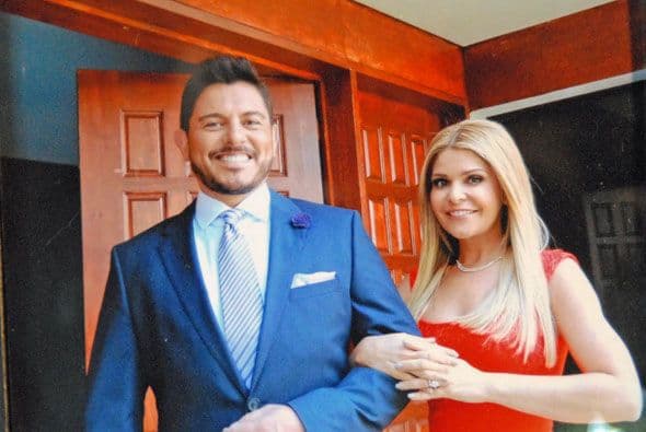 La ambición de su esposo, "Santiago", los llevará a la ruina.