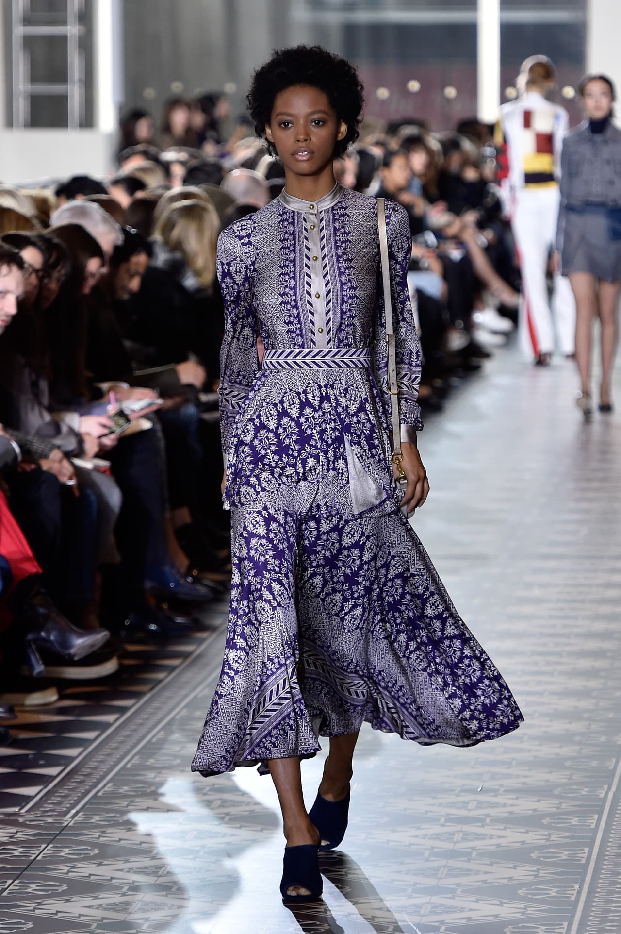 El traje de un valor 
<a href="https://www.net-a-porter.com/us/en/product/752045/Tory_Burch/tovero-printed-crepe-de-chine-midi-dress-">685 dólares</a> fue presentado por 
<b>Tory Burch</b> en la pasarela de 
<b>Fall 2016</b>