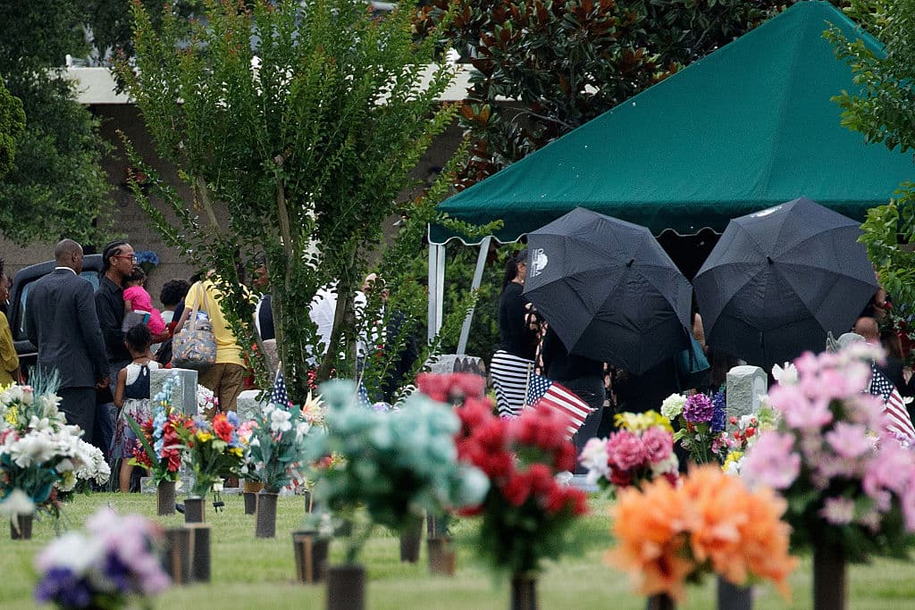 Amigos y familiares asisten a la ceremonia en memoria de Peter O. Gonzalez-Cruz, quien murió durante la masacre el domingo en la madrugada.