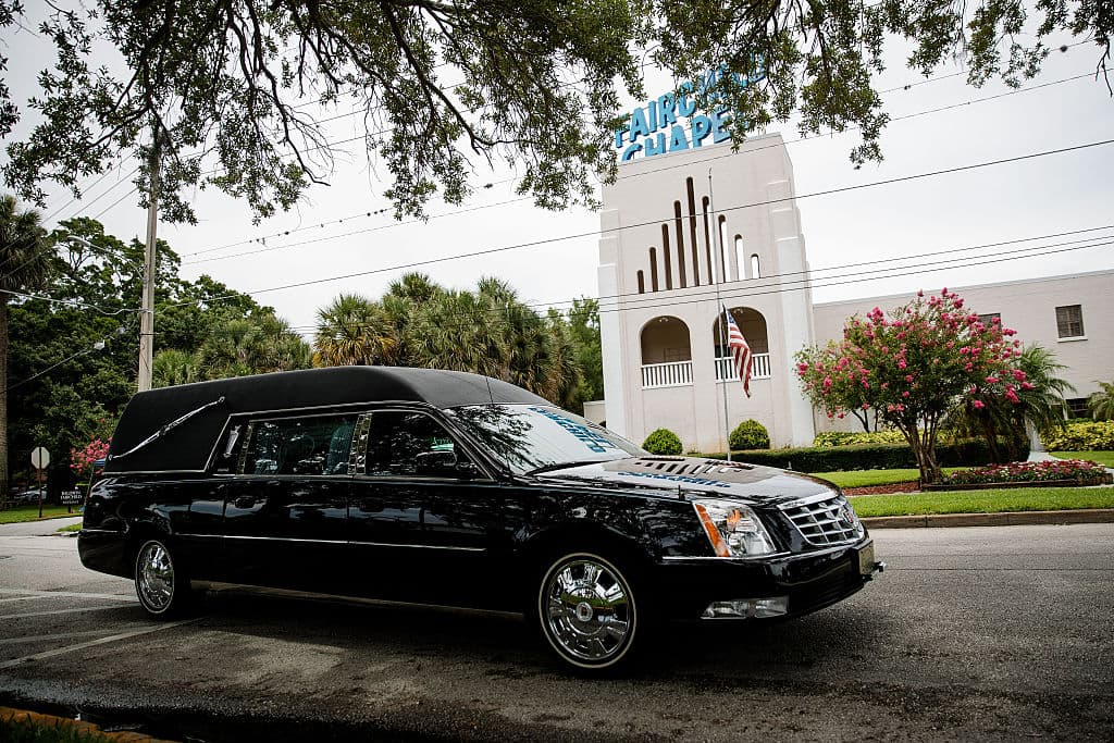 Un coche fúnebre se dirige a la funeraria Baldwin-Fairchild donde se realizó el servicio funerario de Christopher 'Dru' Leinonen