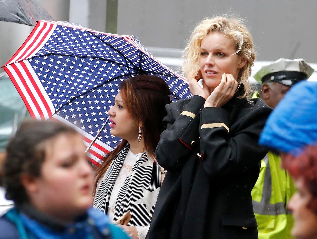 Y la rubia Eva Herzigova, también rodeada de turistas.