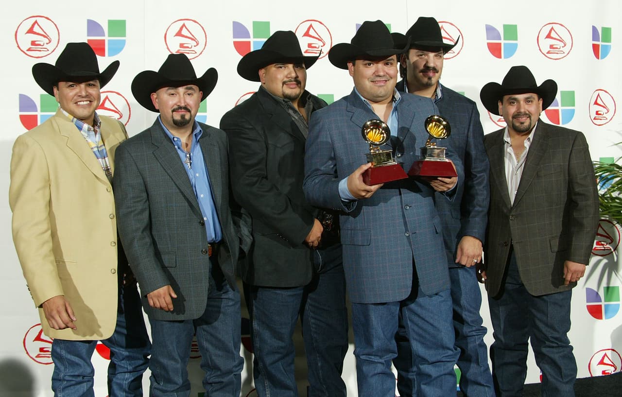 El grupo Intocable acaparó premios en 2005 con su disco 'Diez', mismo que incluye temas como 'Aire', 'Enséñame a olvidar' y 'Déjame amarte'; siendo 'Aire' la canción que ganó el Latin GRAMMY de ese año como Mejor Canción Regional Mexicana.