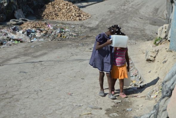 Actualmente, pese a la devastación del mercado, la gente trata de rehacer su vida vendiendo frutas, pescado y cualquier tipo de producto. Crédito: Evelyn Baker, Fusion