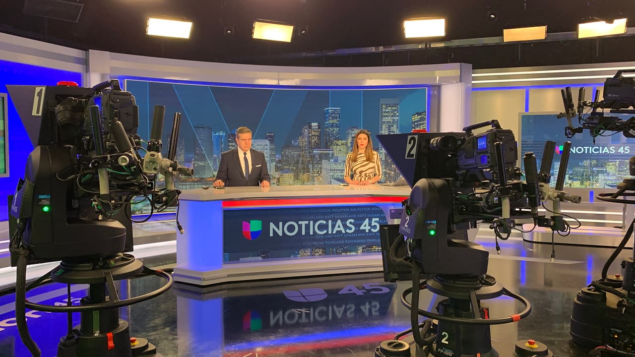 También cuenta con cámaras robóticas que funcionan con precisión en cada noticiero.